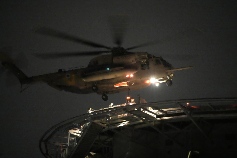 Un helicóptero israelí que traslada a rehenes liberados aterriza en el hospital de Ichilov, en Tel Aviv, Israel, el 28 de noviembre de 2023. (AP Foto/Leo Correa)