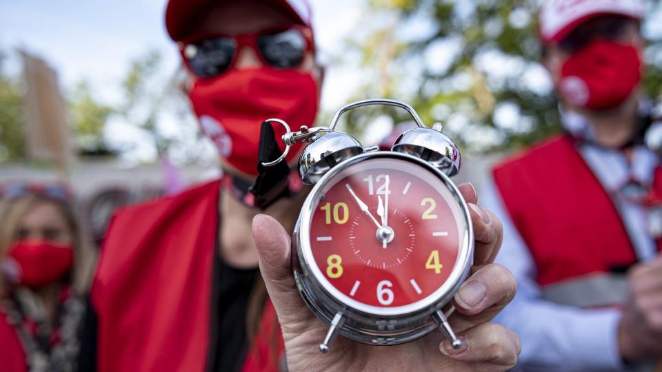 Die Zeiger stehen auf fünf vor zwölf: Die Gewerkschaften fordern 4,8 Prozent mehr Lohn.