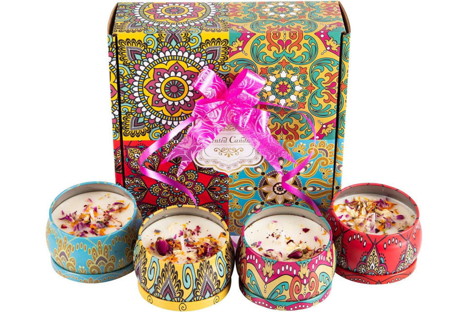 Scented Candles with Dried Flowers Candle Gifts Set, 4.4 Oz Soy Wax Burn Time 120 Hours Aromatherapy Holiday Gift with Pull Bow, Pack of 4. (Photo: Amazon SG)