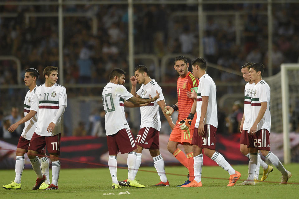 Los jugadores de México se retiran de la cancha tras el primer tiempo del partido amistoso ante Argentina en Mendoza, Argentina, el martes 20 de noviembre de 2018.(AP Foto/Gustavo Garello)