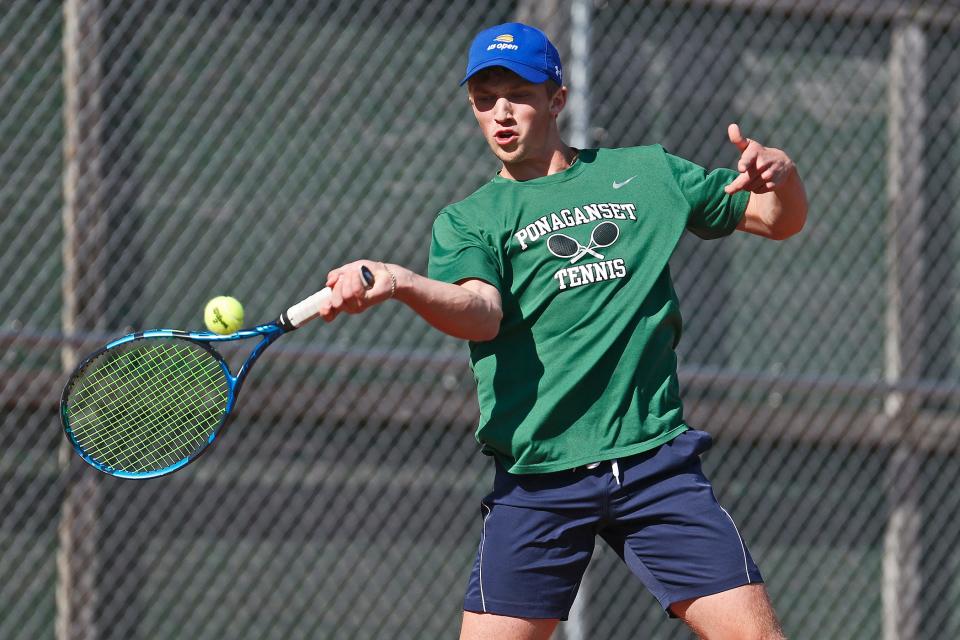 Josh Steere de Ponaganset se unió a su compañero de equipo Ethan Clegg en los cuartos de final del Torneo de Campeonato de Tenis Individual Masculino RIIL 2023 cuando los dos Chieftains navegaron en sus dos primeros partidos el sábado en Slater Park.