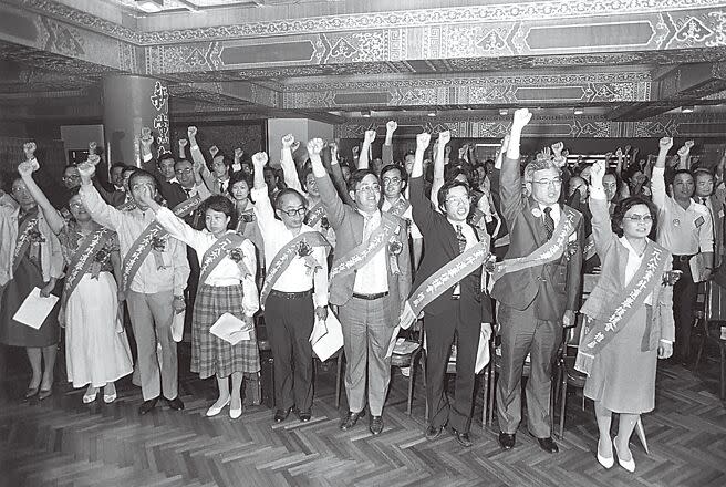 黨外人士1986年9月28日在圓山飯店宣布成立民進黨，身兼黨主席的蔡英文總統，28日竟問起為什麼黨慶是在教師節？（本報資料照片）