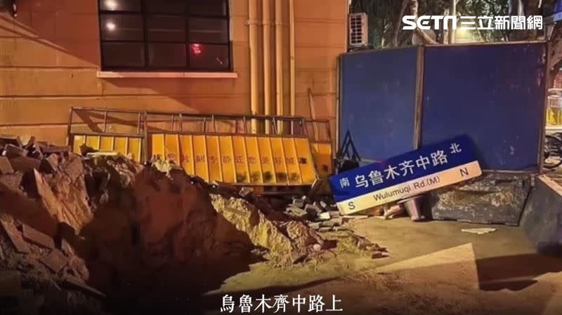 烏魯木齊中路悼念火災罹難者，路牌遭中國官方拆除；各地自發性擺上鮮花蠟燭，願逝者安息。（圖／江峰時刻 YouTube授權提供）