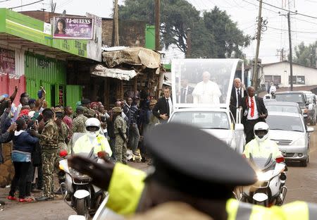 Pope Francis' convoy arrives at the Kangemi slums on the outskirt of Kenya's capital Nairobi. November 27, 2015. REUTERS/Noor Khamis