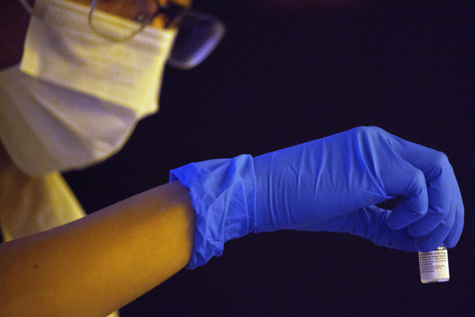 Un médico israelí con la vacuna contra el coronavirus en Ganei Tikva, Israel, el 22 de diciembre del 2020. (AP Photo/Ariel Schalit)