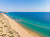 Idéale pour la baignade et le farniente, cette belle plage au sud-ouest de Corfou a tout pour plaire.