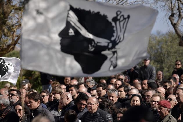 Gérald Darmanin et Gilles Simeoni reprennent les négociations sur l'évolution du statut de la Corse. Le gouvernement pourrait s'inspirer de l'exemple polynésien, pour arriver à un compromis. (photo d'illustration prise à Cargese en Corse le 25 mars 2022, jour des funérailles d'Yvan Colonna, décédé après une agression en prison) (Photo: JULIEN DE ROSA via AFP)