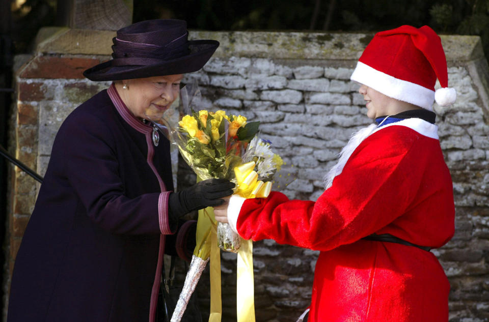 <p>Doch auch die Königin selbst wurde natürlich vom Weihnachtsmann beschenkt. (Bild: REX/Shutterstock) </p>