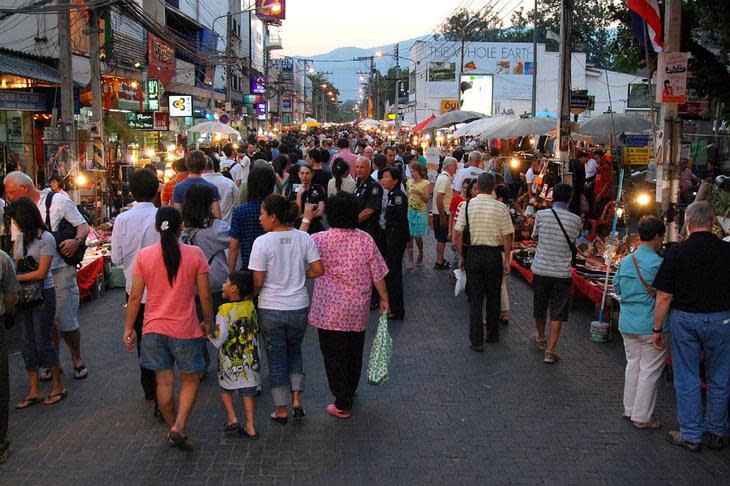 清邁夜市攤位豐富，可以來尋找清邁美食或創意商品（網路圖片）