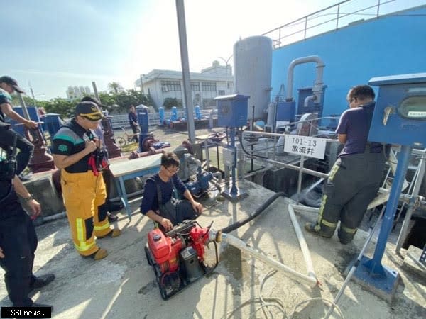 消防局「未雨綢繆」，確認轄區各式水源其水量及消防取水位置，並辦理搶救實兵演練。（記者方一成攝）