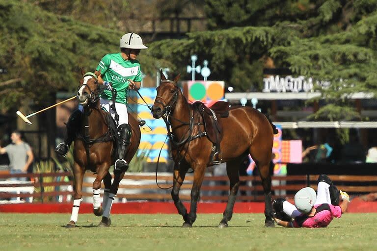 Jeta Castagnola mira a Polito Pieres, que cayó tras chocar una rodilla contra el N° 1 de La Natividad.