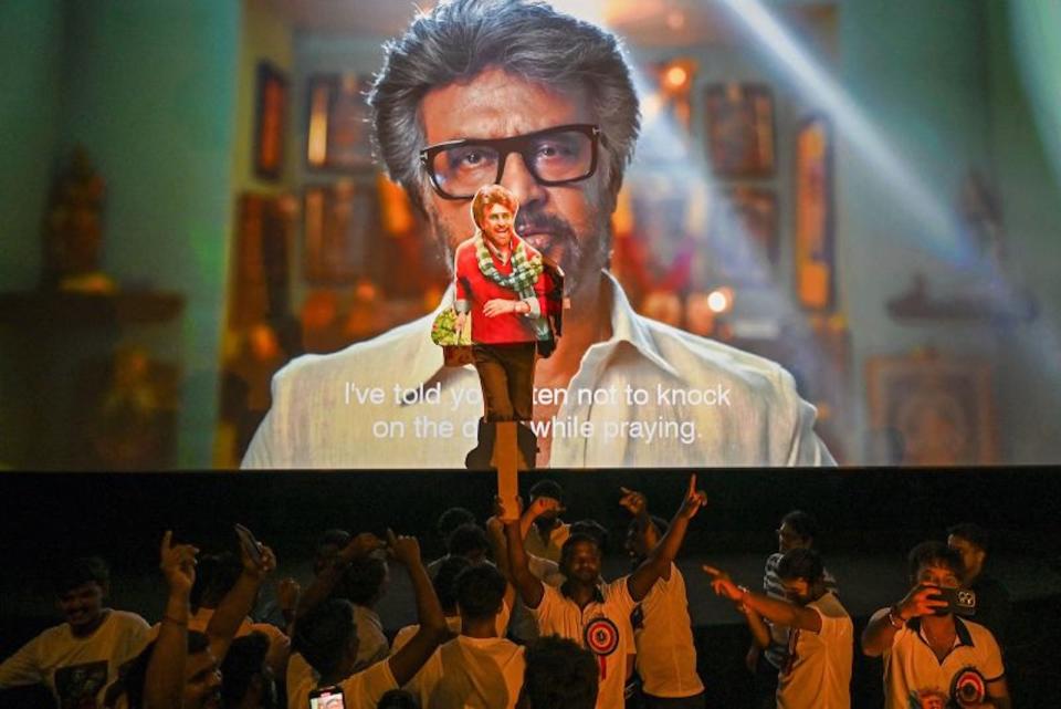 Espectadores bailan durante la proyección de la nueva película en idioma tamil del actor de la India Rajinikanth 'Jailer' el primer día de su estreno en Mumbai el 10 de agosto de 2023. (Crédito: Punit Paranjpe/AFP/Getty Images)