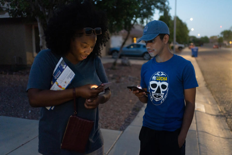 Shannon Sibblis, lideresa del equipo de Living United for Change en Arizona, a la izquierda, con Jesus Ramirez, un promotor de campaña, en Avondale, Arizona, el 12 de octubre de 2022. (Rebecca Noble/The New York Times).