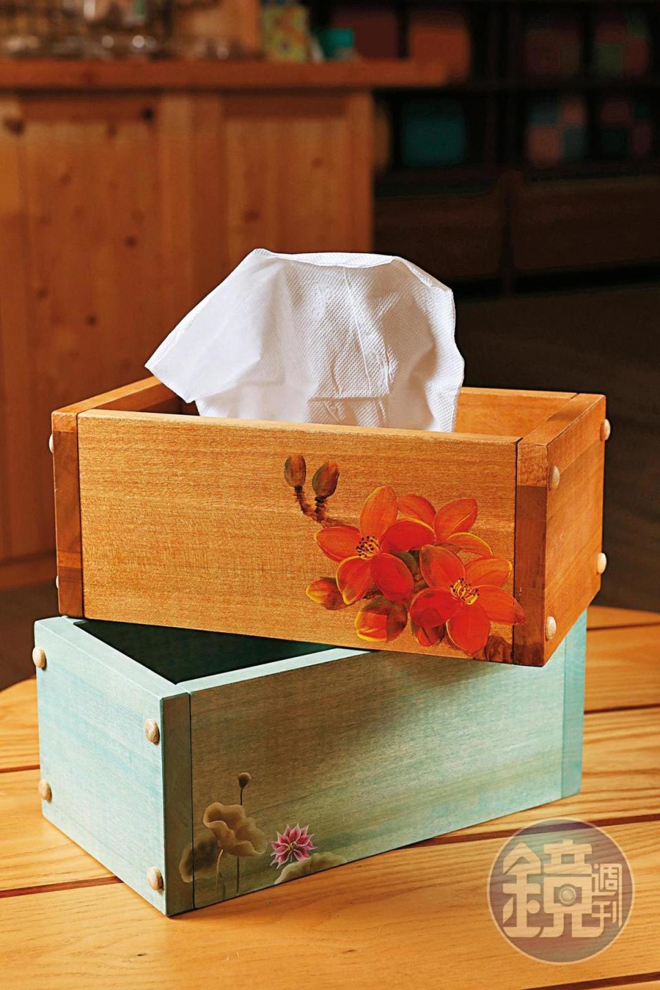 畫上蓮花與木棉花的手繪面紙盒是熱賣商品。（790元／個）