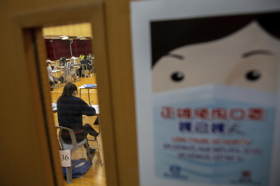 Se aconsejó a los estudiantes que llegaran con mucho tiempo de antelación al examen y el uso de mascarillas era obligatorio. (Foto: Jerome Favre / Pool Photo / AP).