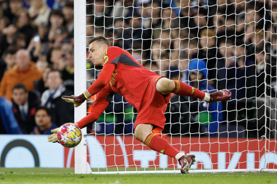 Andriy Lunin, portero del Real Madrid, fue la diferencia en la tanda de penales ante el Manchester City.(Foto: James Baylis - AMA/Getty Images)