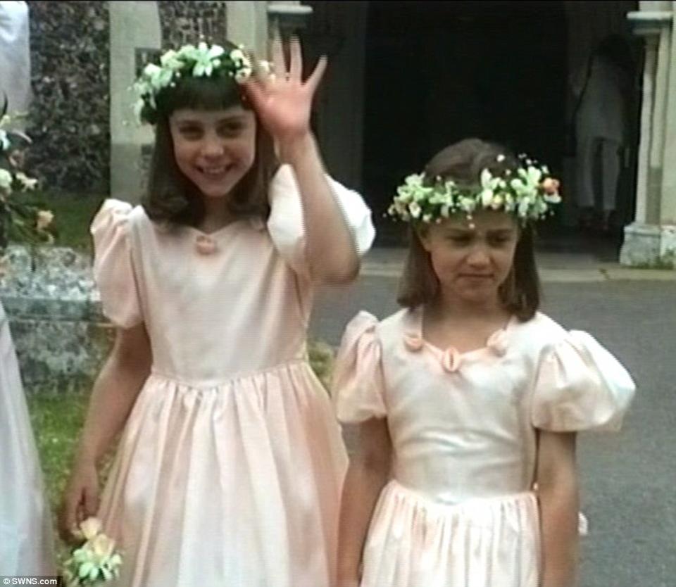 <p>Wie süß – diese beiden Schwestern waren 1991 entzückende Blumenmädchen bei der Hochzeit ihres Onkels Gary. Und man muss nicht zweimal hinschauen, um Herzogin Kate und ihre jüngere Schwester Pippa zu erkennen. Kates Lächeln ist einfach unverwechselbar. Bild: Screenshot SWNS </p>