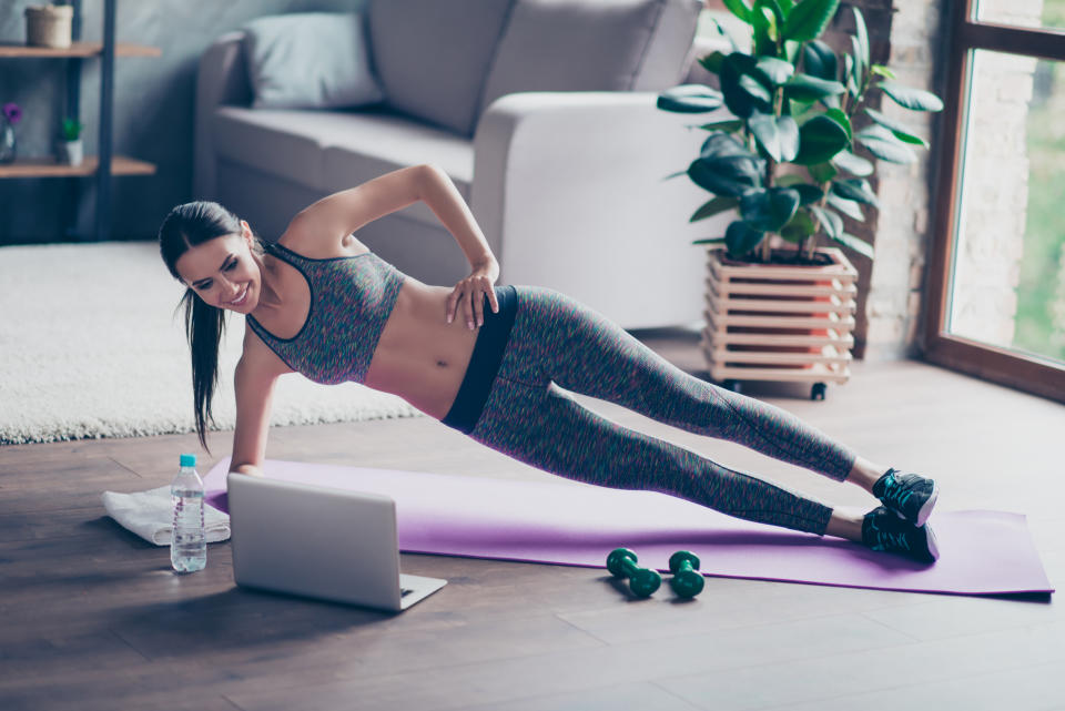 Los tapetes pueden ayudarte a hacer miles de ejercicios físicos en casa para entrenar la fuerza, la flexibilidad, el equilibrio y hasta la relajación. Foto: Getty Image. 