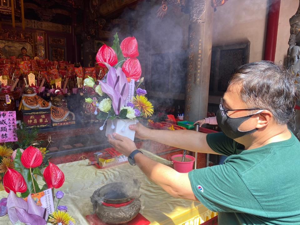 祈福花斗裝置燈飾後，與元宵節花燈結合，還帶有朴子配天宮樸仔媽滿滿加持。（圖：台灣火鶴花產業發展協會提供）