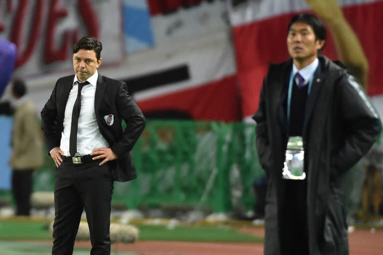 River Plate head coach Marcelo Gallardo (2nd R) attends the Club World Cup semi-final football match against Sanfrecce Hiroshima in Osaka on December 16, 2015. AFP PHOTO / KAZUHIRO NOGI (Photo by KAZUHIRO NOGI / AFP)