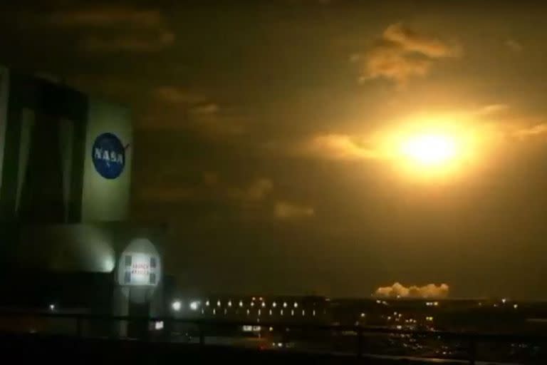 El cohete SpaceX Falcon 9 con la cápsula espacial Crew Dragon despega desde la plataforma 39A en el Centro Espacial Kennedy en Cabo Cañaveral, Florida,