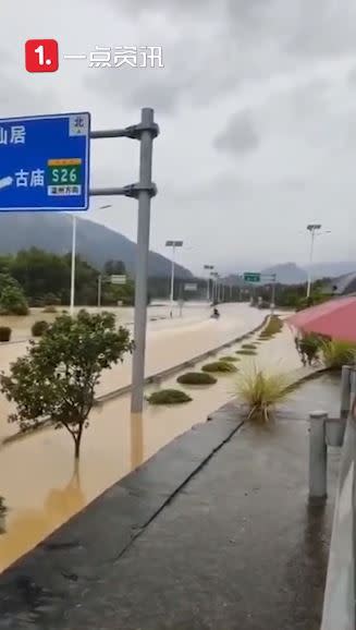 男子駕駛噴射遊艇飆車。（圖／翻攝自沸點視頻）