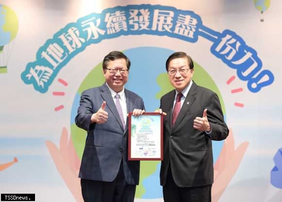 凱基人壽執行副總經理蘇錦隆(右)代表響應壽險公會舉辦之「為地球保險」聯合淨灘活動