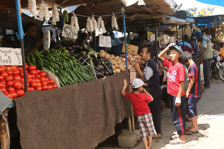 Iraqi civilians buy vegetables at a souk in the east of Mosul, Iraq, July 19,2017. REUTERS/Ari Jalal