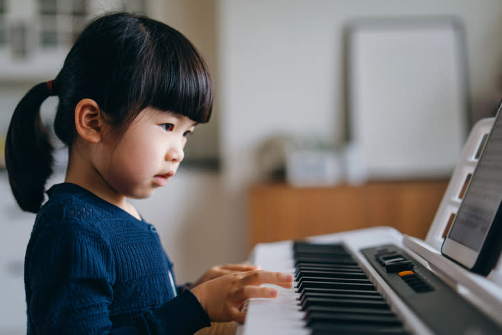 不少土生土長的香港青少年都有一技旁身，演奏樂器如彈鋼琴就是比較常見的一種。