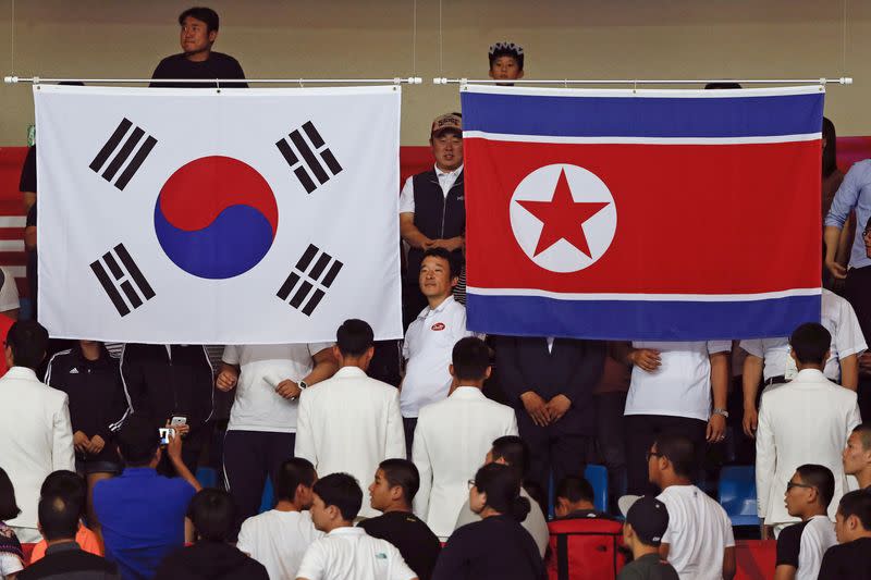 FOTO DE ARCHIVO. Las banderas de Corea del Sur y Corea del Norte se izan una al lado de la otra durante los XVII Juegos Asiáticos en Incheon