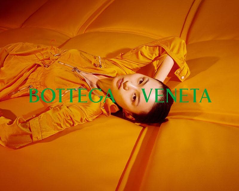 BOTTEGA VENETA 2022新春系列廣告形象，將鮮豔的鮮橙橘色與BV標誌性的綠色字樣搭配，為農曆年帶來嶄新意象。（BV提供）