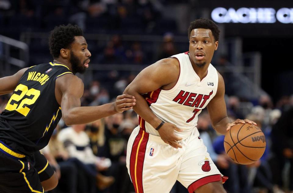 El armador del Heat Kyle Lowry (der.) conduce la pelota ante la marca de Andre Wiggins, de los Warrriors de Golden State, en el partido celebrado el 3 de enero de 2022 en San Francisco.