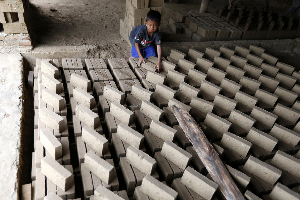 <p>10-years-old Rizky works in a brick factory in the Kajhu village, Aceh Besar, Sept. 17, 2016. (Photo: HOTLI SIMANJUNTAK/EPA) </p>