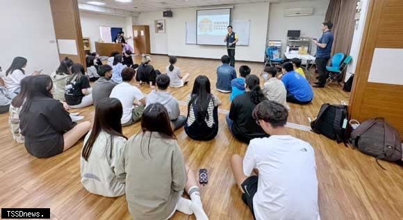 南市警局宣導團受邀至長榮大學辦理反毒及交通安全宣導，透過案例體驗及問答，建立學子反毒拒酒遠離大車觀念。（記者李嘉祥攝）