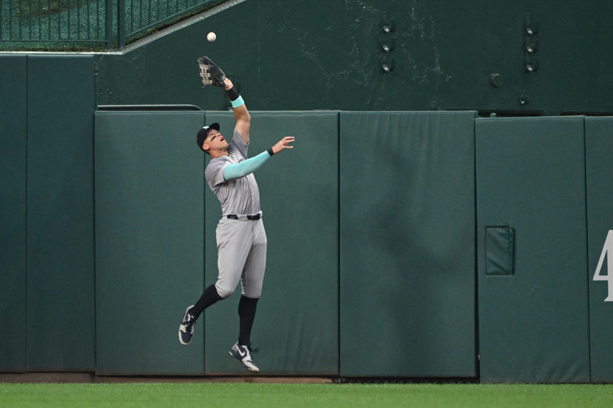 Aaron Judge does it all, this time with a home run-stealing double play gem