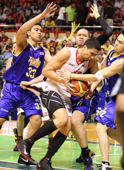 Alaska's Sonny Thoss goes up against a TNT triple team. (PBA Images)