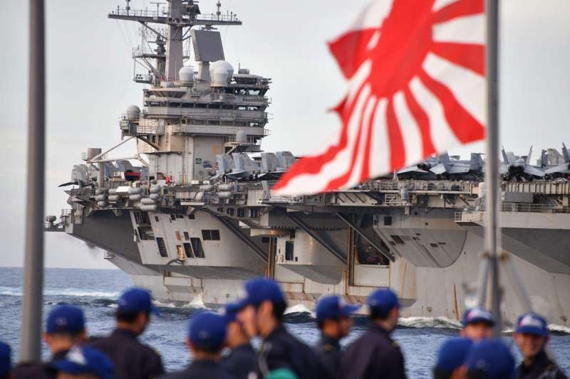 日本自衛隊在南海與美軍雷根號航母舉行聯合演習。（日本統合幕僚監部官網）