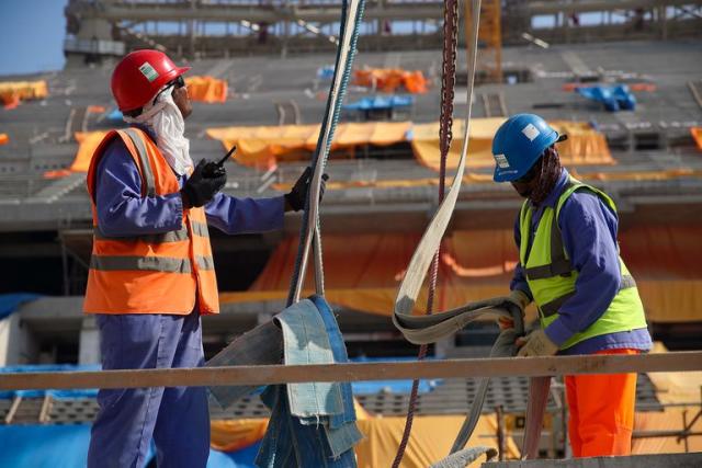 Trabajadores de la construcci&#xf3;n en el estadio ic&#xf3;nico de Lusail en Doha, Qatar.