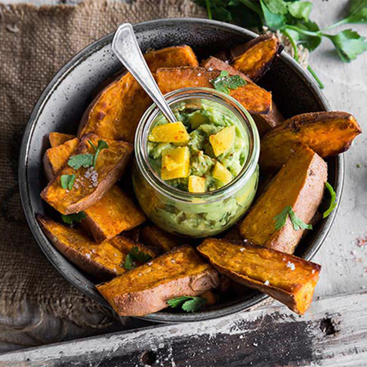 Humus de aguacate y mango con batata asada