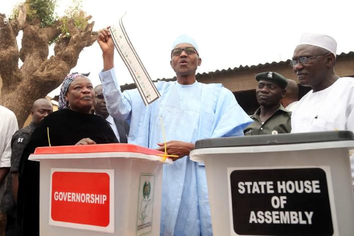 Handout picture released by the All Progressive Congress shows Nigeria's President-elect Muhammadu Buhari casting his vote for the Governorship and House of Assembly election in Daura, Katsina State, on April 11, 2015 (AFP Photo/Sunday Aghaeze)