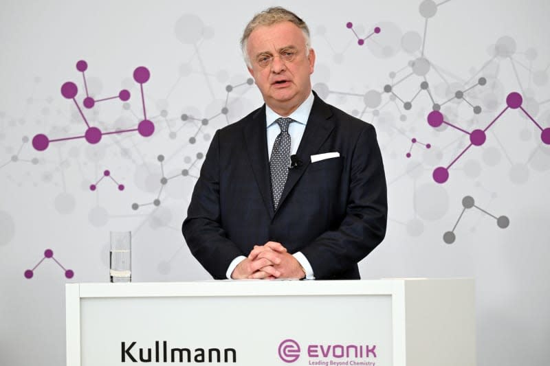 Christian Kullmann, Chairman of the Executive Board of Evonik, speaks during the press conference. The chemical company presented its figures for the 2023 financial year at the annual press conference. Federico Gambarini/dpa