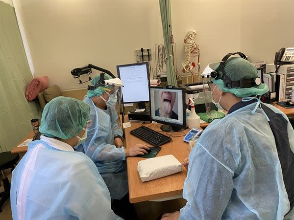 中醫醫療團隊利用病人舌診照片、電話問診與臨床數據資料來調配符合患者體質的中藥處方。（圖片提供／恩主公醫院）