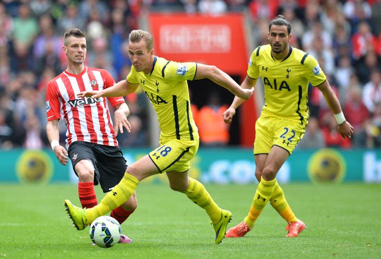 Tottenham Hotspur's English striker Harry Kane (C) runs with the ball during the English Premier League football match between Southampton and Tottenham Hotspur in Southampton on April 25, 2015