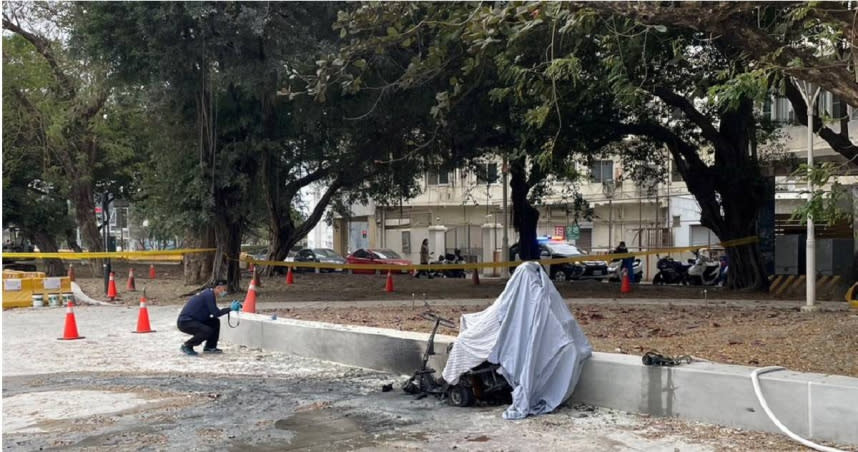 高雄一名老翁騎著四輪電動代步車出門，行經愛河畔人行步道時，不知何故車輛突然爆炸起火燃燒，火勢猛烈，撲滅時老翁已經燒成一具焦屍。（翻攝照片）