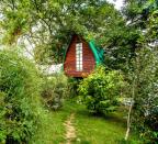 <p>Perché andare a cercare un hotel o un albergo a più stelle quando si può dormire qui, in questa casetta di legno sull’albero? La ridente casetta dà su Falmouth Bay, in Cornovaglia, ed è il sogno di ogni hippy che si rispetti. (Caters News) </p>