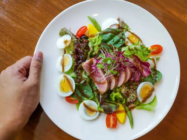 Niçoise-Salat enthält in der Regel Ei. - Copyright: Shutterstock