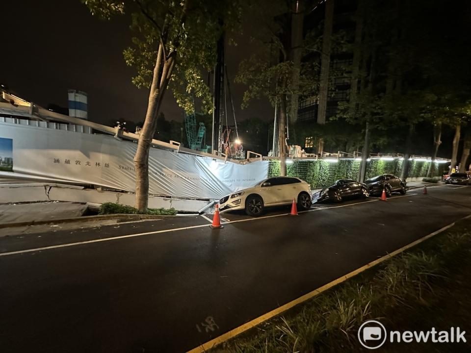 台北市松山區慶城街、興安街交叉路口附近一處新建工地今（23日）晚9時許突然發生地基下陷的狀況。   圖：周煊惠 / 攝