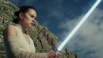 "Star Wars: Die letzten Jedi" (2017): Das Imperium macht Kasse: 1,33 Milliarden Dollar spielten Daisy Ridley und ihre "Star Wars"-Kollegen 2017 ein. Doch ein anderer Teil der Reihe war sogar noch erfolgreicher. (Bild: 2017 Lucasfilm Ltd. / Disney)