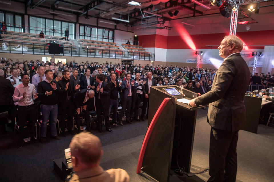 Eintracht Frankfurt stellte sich nahezu geschlossen hinter Präsident Peter Fischer und seinen Anti-AfD-Kurs (Bild: dpa)