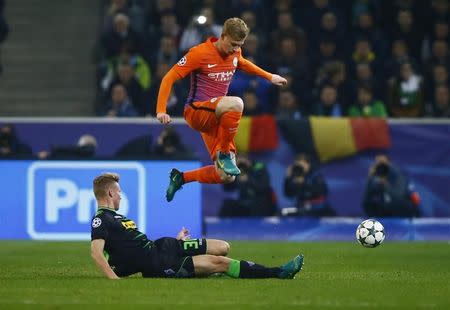 Football Soccer - Borussia Mönchengladbach v Manchester City - UEFA Champions League Group Stage - Group C - Stadion im Borussia-Park, Mönchengladbach, Germany - 23/11/16 Manchester City's Kevin De Bruyne in action with Borussia Monchengladbach's Nico Elvedi Reuters / Wolfgang Rattay Livepic